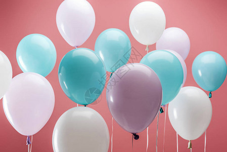 粉红色背景上明亮的五彩装饰气球图片