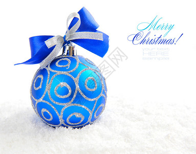 白色的雪地上的圣诞蓝色球背景图片