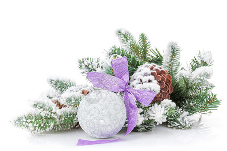 圣诞树上含紫色丝带和fir图片