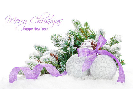 圣诞胸围和紫色带雪绒树图片