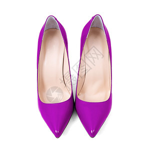 白色背景上的紫色女鞋图片
