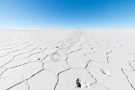 世界著名的乌尤尼盐滩的广角视图图片
