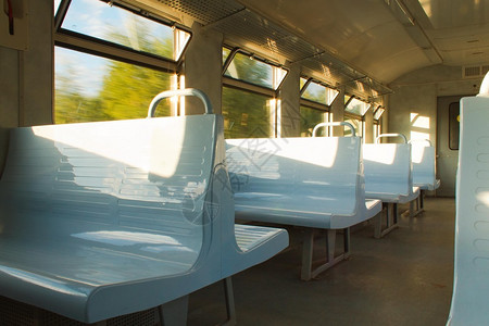 一列空座位的旅客列车的内部图片