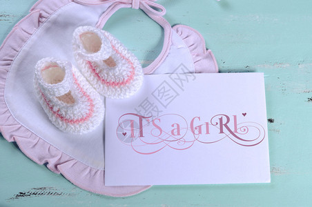 女婴幼儿园粉色和白色条纹羊毛短靴围兜和卡片图片