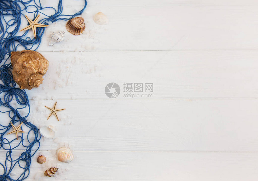 白色木质背景上带海星的渔网图片