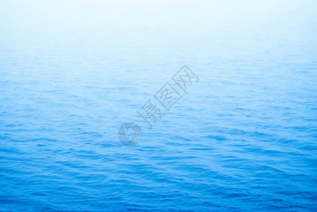 在清澈的蓝水湖上喷图片