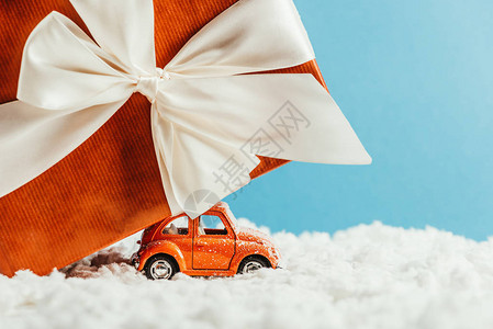 玩具车和大圣诞礼物的侧面由蓝底图片