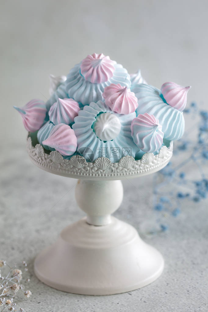 小金属蛋糕摊子上自制的粉色蓝色和白蛋面糊图片