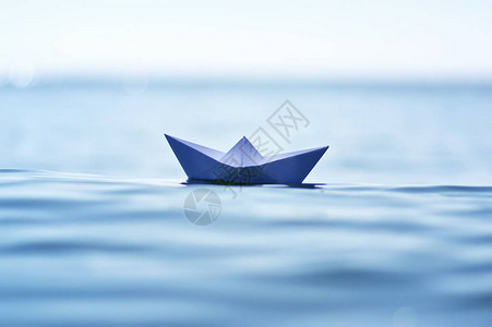 海浪纸船图片