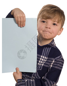 有趣的小男孩拿着空白的蓝色标牌给你留言背景图片