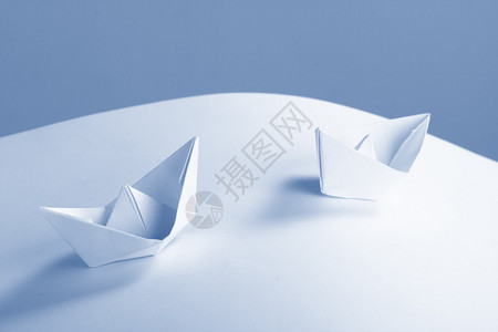 蓝纸船背景图片