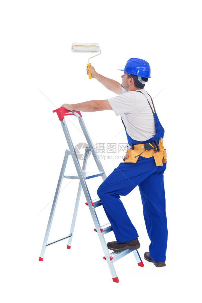 杂工或人在梯子上竖起滚刷的绘画与图片