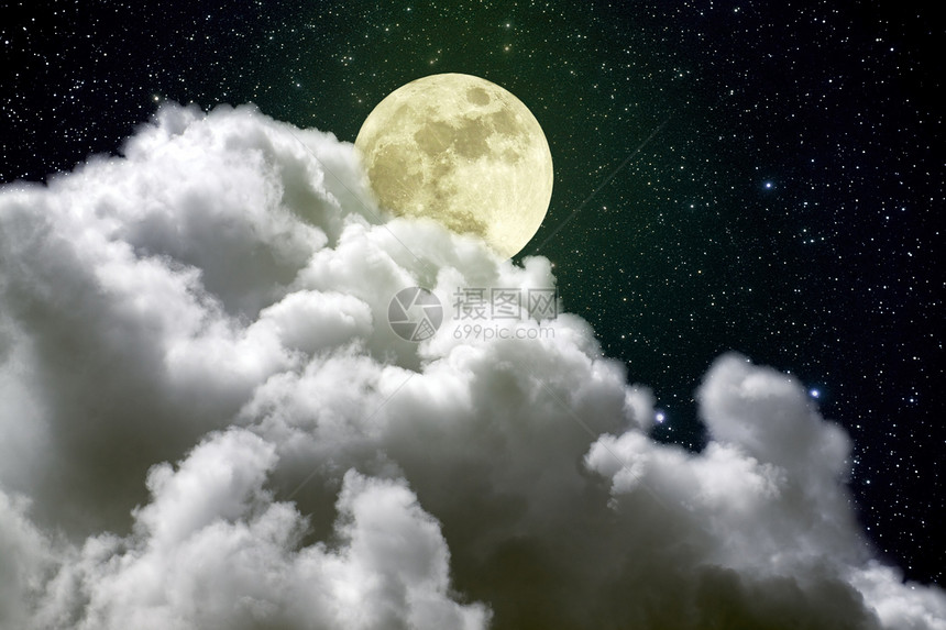 美丽的满月在美丽云雾的夜晚在图片