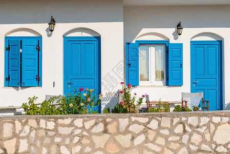 在美丽的西夫诺斯岛有蓝色窗子和门图片