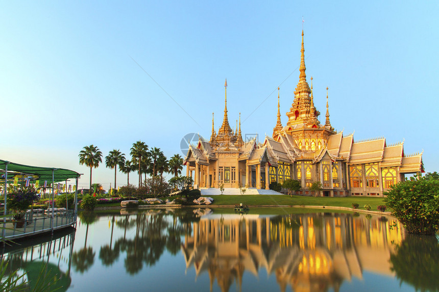暮色中的泰国寺庙图片