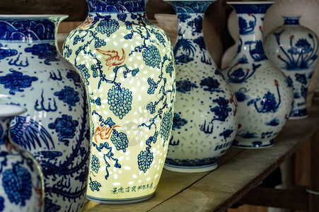 蓝色和白色玻璃色的瓷器花瓶在生锈背景图片
