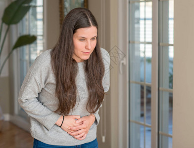 家里的年轻美人因消化不良而胃痛图片