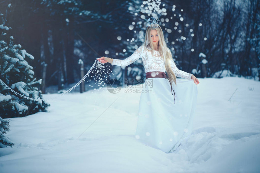 冬天美丽的女人美丽的时装模特女孩与雪的发型和化妆在冬季节日化妆和修指甲冰雪发型的冬图片