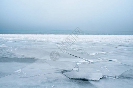 美丽的冬天结冰的湖图片
