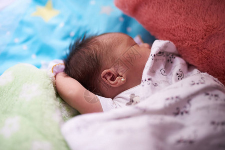 新生儿穿孔主题睡图片
