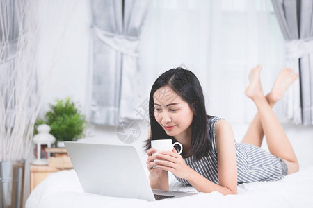 妇女利用膝上型计算机生活方式和在家工作的概念图片