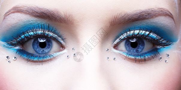妇女眼区以蓝白调的蓝色和背景图片