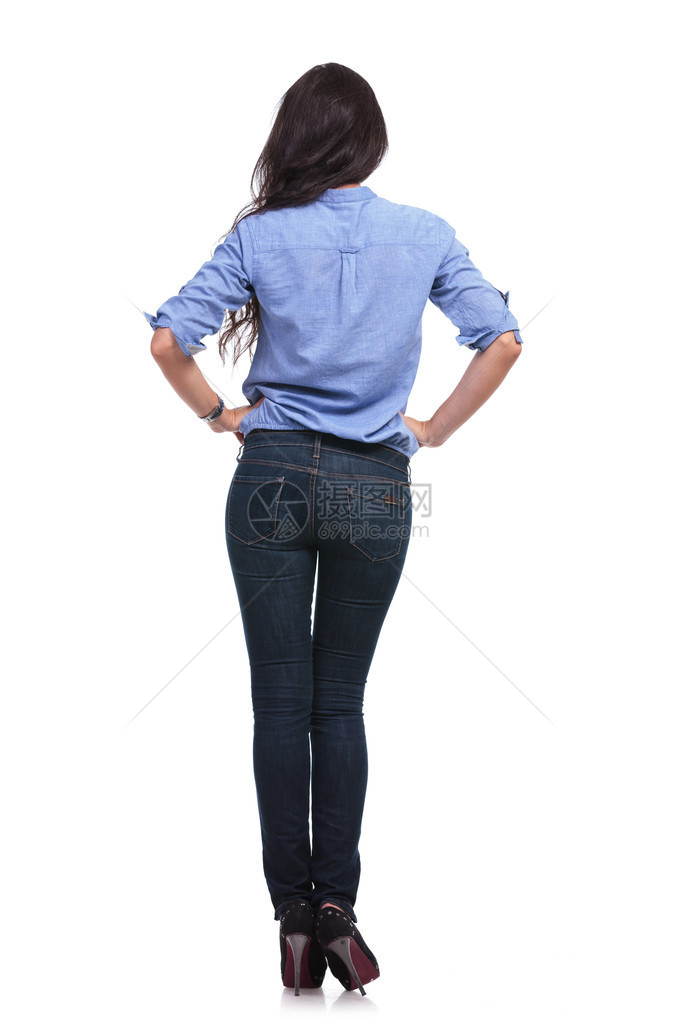 一位年轻的临时女青年在白色背景下握着她的臀部图片