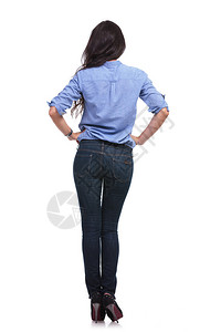 一位年轻的临时女青年在白色背景下握着她的臀部图片