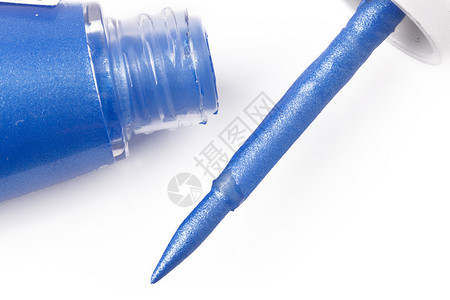 蓝色液体眼线笔刷特写宏用管子图片
