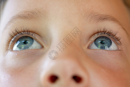 孩子的蓝眼睛特写表情图片