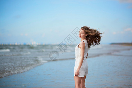 美丽的年轻女子在海洋或海上享受假期图片