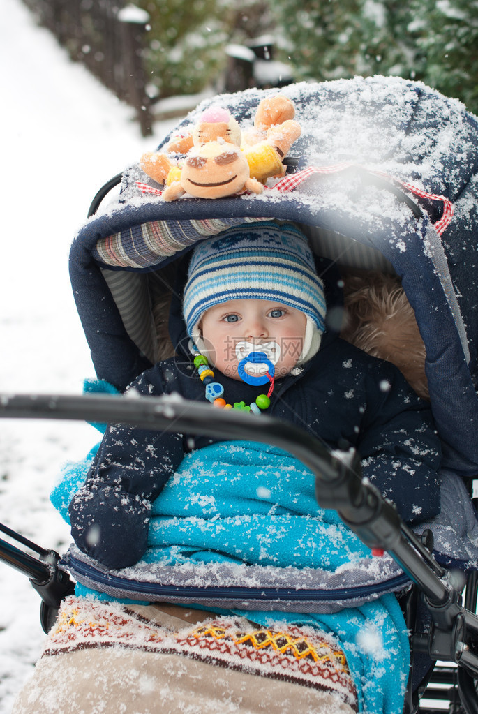 冬天下雪时婴儿男孩图片