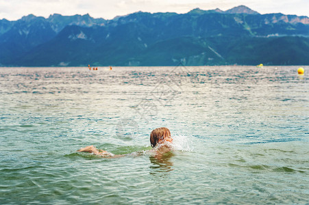 小孩在夏季在日内瓦湖游泳图片