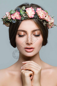 配有春花和新鲜皮肤年轻女脸部缝合的健康妇女斯图片