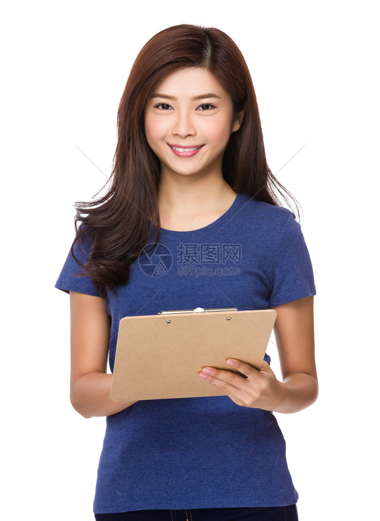 身穿蓝色t恤的亚洲年轻女子带文件板图片