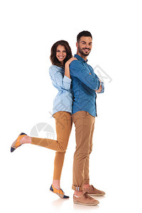 快乐的兴奋的女人靠着她的男人带着一条腿站图片