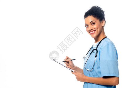 在剪贴板上写着听诊器的非洲美国护士侧面视图图片