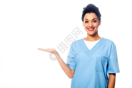 非裔美国人护士笑着用手指着白纸上图片