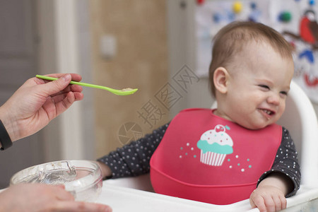 小新生儿用勺子吃饭背景图片