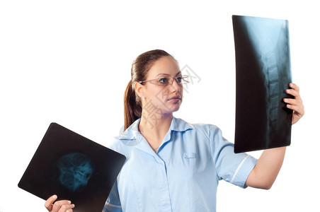 年轻女医生对脊椎和头骨病人的X光图片