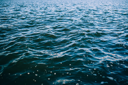 蓝色的海水表面有小波浪图片