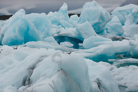 冰岛白色和蓝色冰山的壮丽景色图片
