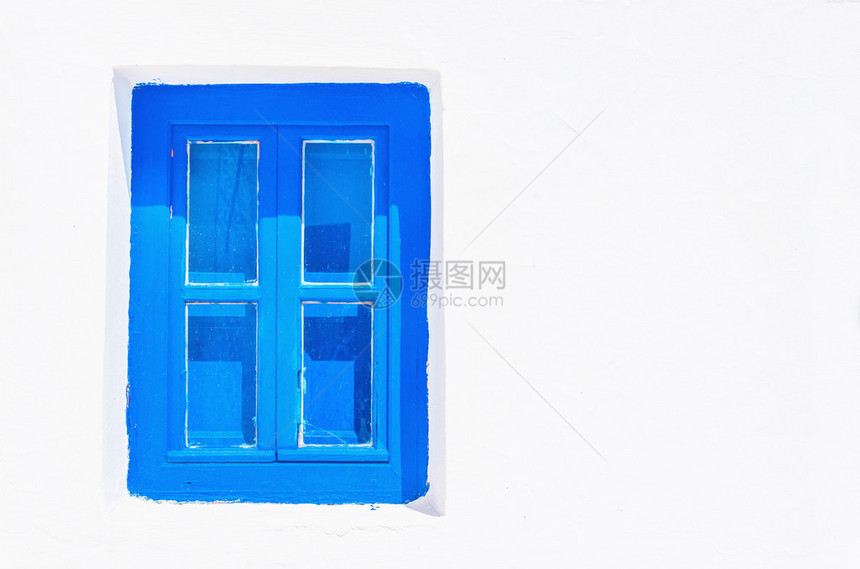 标志蓝色木窗靠在清晰的白墙上希腊海岛的典图片