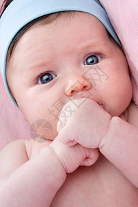 照片来自可爱的婴儿蓝眼图片