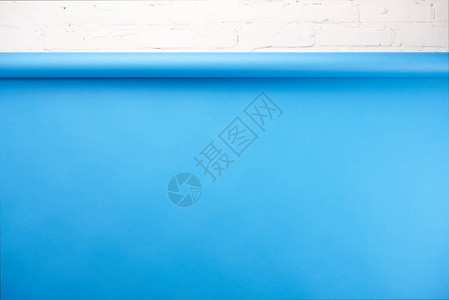 明亮的蓝色背景和白色砖墙背景图片