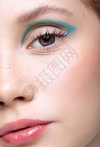 人类女面部特写镜头拥有完美肌肤和蓝色烟熏眼影的女孩时尚脸美图片