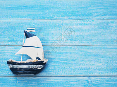 白色和蓝色帆船图片