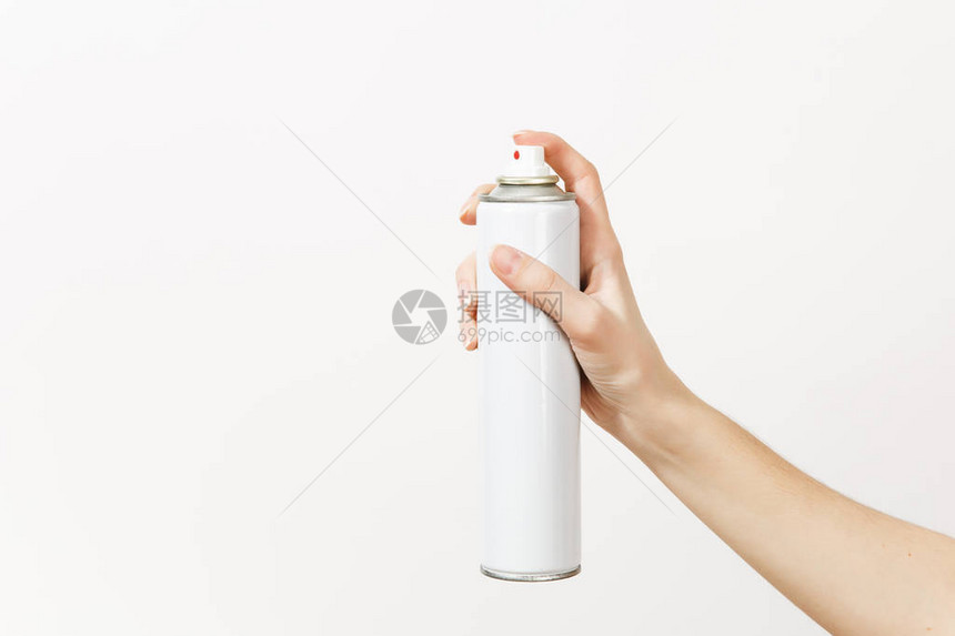 关闭女手水平持有空喷雾瓶与复制空间隔离在白色背景图片