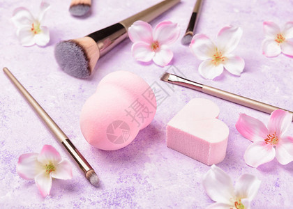 化妆品美容搅拌机硅海绵和一朵美丽的春花顶端的视野图片
