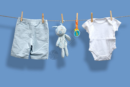 晾衣绳上的男婴衣服图片